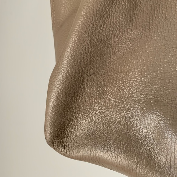 Cuyana Classic Leather Tote in Stone - Picture 3 of 8